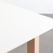 KanademonoのFENIXホワイト天板にCoralカラーのスクエア鉄脚を組み合わせたテーブル（天板）
