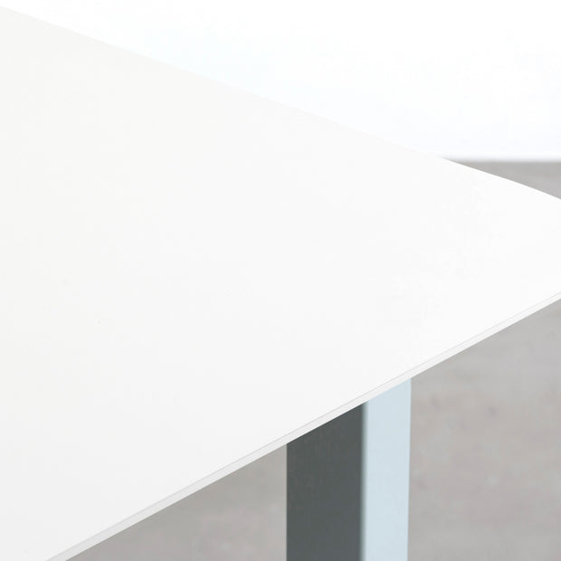 KanademonoのFENIXホワイト天板にEucalyptusカラーのスクエア鉄脚を組み合わせたテーブル（天板）