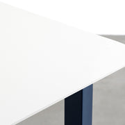 KanademonoのFENIXホワイト天板にMineralBlueカラーのスクエア鉄脚を組み合わせたテーブル（天板）