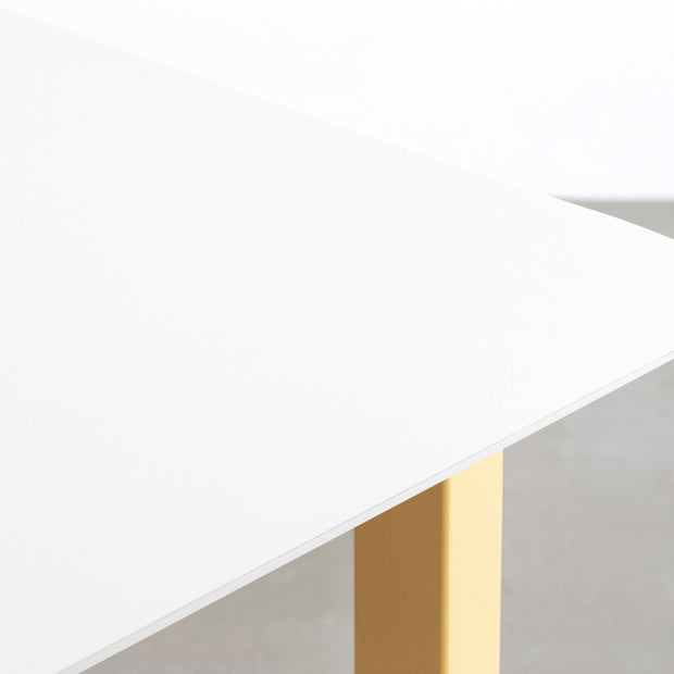 KanademonoのFENIXホワイト天板にMariGoldカラーのスクエア鉄脚を組み合わせたテーブル（天板）