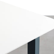KanademonoのFENIXホワイト天板にRosemaryカラーのスクエア鉄脚を組み合わせたテーブル（天板）