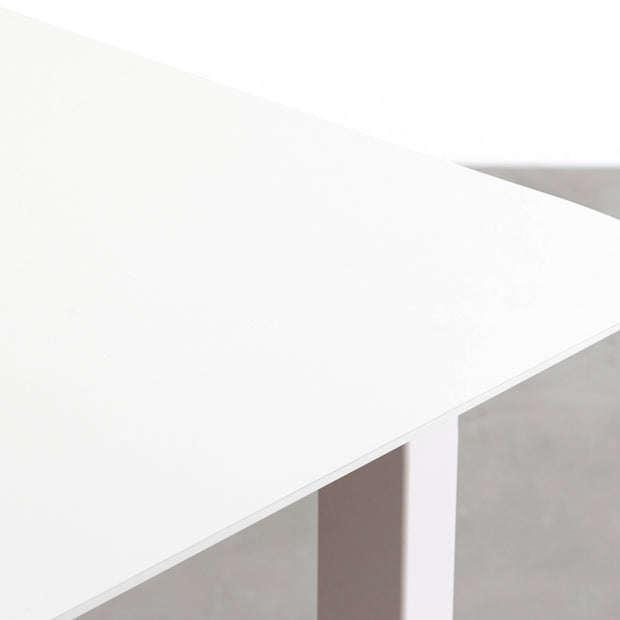 KanademonoのFENIXホワイト天板にSandBeigeカラーのスクエア鉄脚を組み合わせたテーブル（天板）