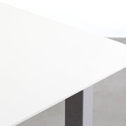 KanademonoのFENIXホワイト天板にStoneカラーのスクエア鉄脚を組み合わせたテーブル（天板）