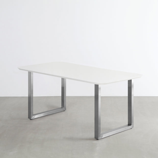 KanademonoのFENIX 天板ホワイトにステンレス脚を組み合わせた、優れた性能と美しさを併せもつ新しいテーブル
