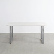 KanademonoのFENIX 天板ホワイトにステンレス脚を組み合わせた、優れた性能と美しさを併せもつ新しいテーブル（正面）