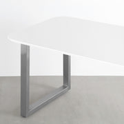 KanademonoのFENIX 天板ホワイトにステンレス脚を組み合わせた、優れた性能と美しさを併せもつ新しいテーブル（天板と脚）