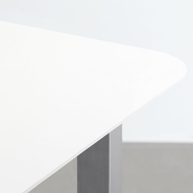KanademonoのFENIX 天板ホワイトにステンレス脚を組み合わせた、優れた性能と美しさを併せもつ新しいテーブル（天板）