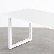KanademonoのFENIX 天板ホワイトにマットホワイトのスクエア鉄脚を組み合わせた、優れた性能と美しさを併せもつ新しいテーブル（天板と脚）