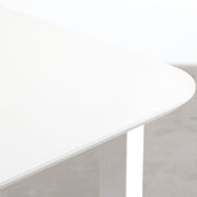 KanademonoのFENIX 天板ホワイトにマットホワイトのスクエア鉄脚を組み合わせた、優れた性能と美しさを併せもつ新しいテーブル（天板）