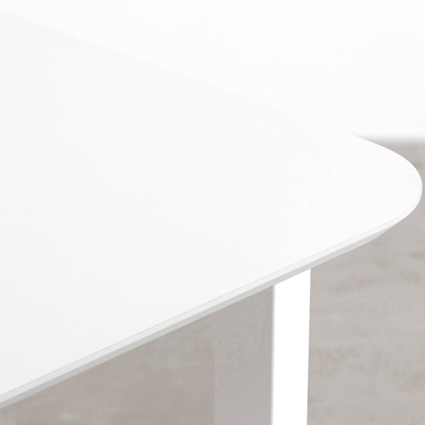 KanademonoのFENIX 天板ホワイトにマットホワイトのスクエア鉄脚を組み合わせた、優れた性能と美しさを併せもつ新しいテーブル（天板）