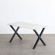 KanademonoのFENIX 天板ホワイトにマットブラックのXライン鉄脚を組み合わせた、優れた性能と美しさを併せもつ新しいテーブル