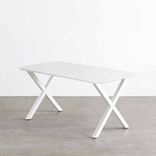 KanademonoのFENIX 天板ホワイトにマットホワイトのXライン鉄脚を組み合わせた、優れた性能と美しさを併せもつ新しいテーブル