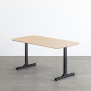 KanademonoのFENIX 天板ライトベージュにマットブラックのIライン鉄脚を組み合わせた、優れた性能と美しさを併せもつ新しいテーブル