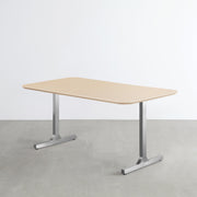 KanademonoのFENIX 天板ライトベージュにステンレスI脚を組み合わせた、優れた性能と美しさを併せもつ新しいテーブル