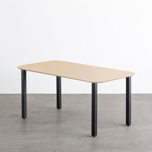KanademonoのFENIX 天板ライトベージュにマットブラックスクエアバー鉄脚を組み合わせた、優れた性能と美しさを併せもつ新しいテーブル
