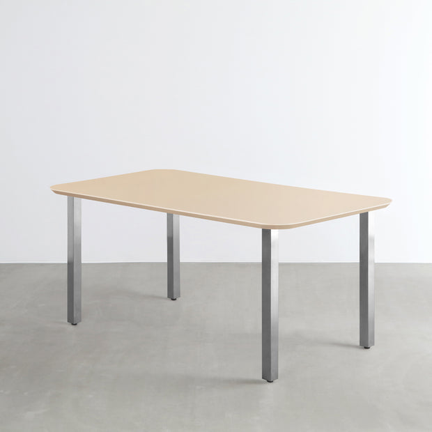 KanademonoのFENIX 天板ライトベージュにステンレススクエアバー脚を組み合わせた、優れた性能と美しさを併せもつ新しいテーブル