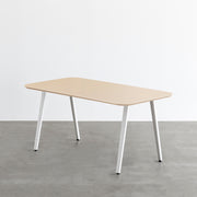 KanademonoのFENIXライトベージュ天板にマットホワイトのスリムライン脚を組み合わせた、優れた性能と美しさを併せもつ新しいテーブル