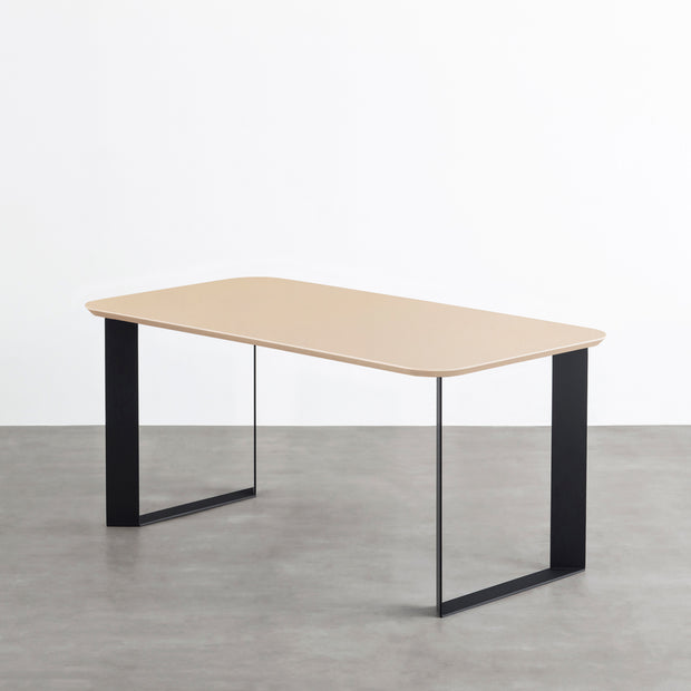 KanademonoのFENIX 天板ライトベージュにマットブラックのスラッシュスクエア鉄脚を組み合わせた、優れた性能と美しさを併せもつ新しいテーブル
