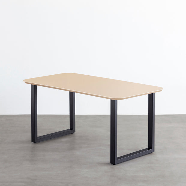 KanademonoのFENIX 天板ライトベージュにマットブラックのスクエア鉄脚を組み合わせた、優れた性能と美しさを併せもつ新しいテーブル
