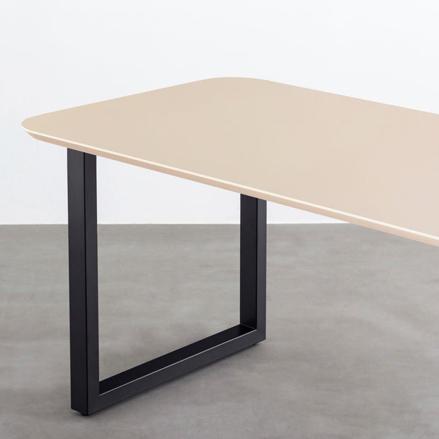 KanademonoのFENIX 天板ライトベージュにマットブラックのスクエア鉄脚を組み合わせた、優れた性能と美しさを併せもつ新しいテーブル（天板と脚）