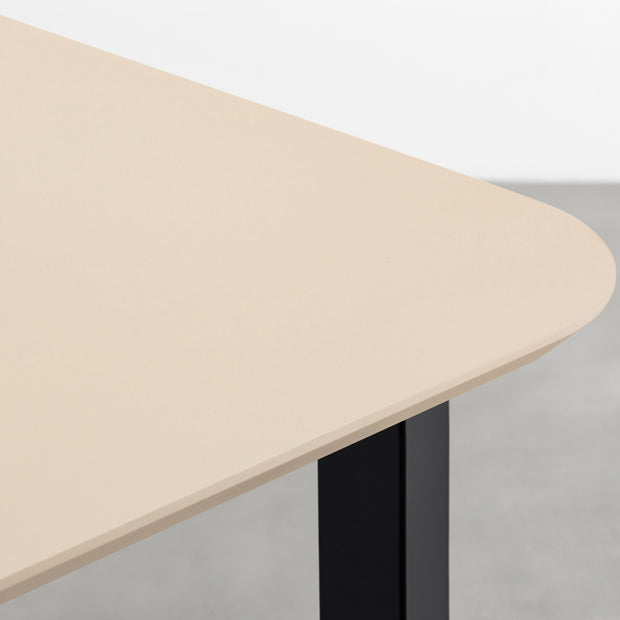 KanademonoのFENIX 天板ライトベージュにマットブラックのスクエア鉄脚を組み合わせた、優れた性能と美しさを併せもつ新しいテーブル（天板）