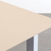 KanademonoのFENIXライトベージュ天板にCloudカラーのスクエア鉄脚を組み合わせたテーブル（天板）