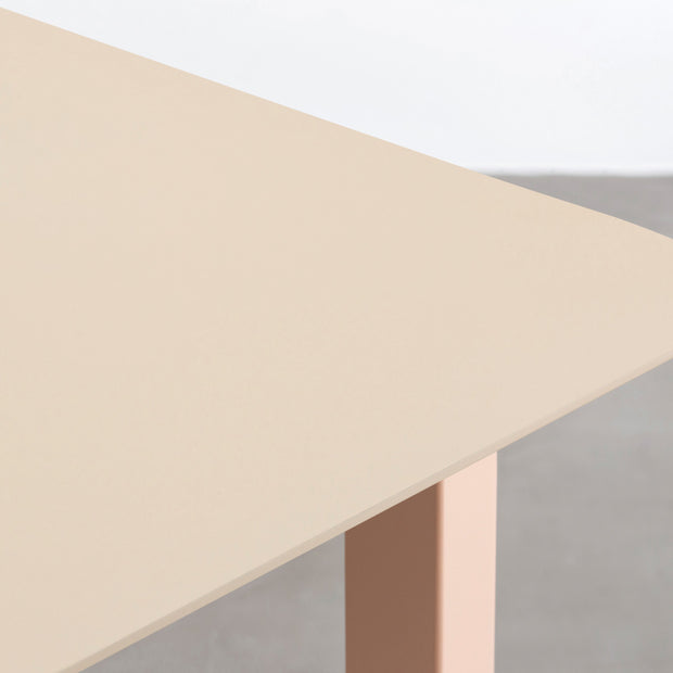 KanademonoのFENIXライトベージュ天板にCoralカラーのスクエア鉄脚を組み合わせたテーブル（天板）