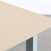 KanademonoのFENIXライトベージュ天板にEucalyptusカラーのスクエア鉄脚を組み合わせたテーブル（天板）