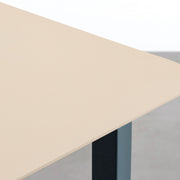 KanademonoのFENIXライトベージュ天板にRosemaryカラーのスクエア鉄脚を組み合わせたテーブル（天板）