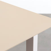 KanademonoのFENIXライトベージュ天板にSandBeigeカラーのスクエア鉄脚を組み合わせたテーブル（天板）