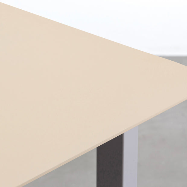 KanademonoのFENIXライトベージュ天板にStoneカラーのスクエア鉄脚を組み合わせたテーブル（天板）