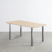 KanademonoのFENIX 天板ライトベージュにステンレス脚を組み合わせた、優れた性能と美しさを併せもつ新しいテーブル