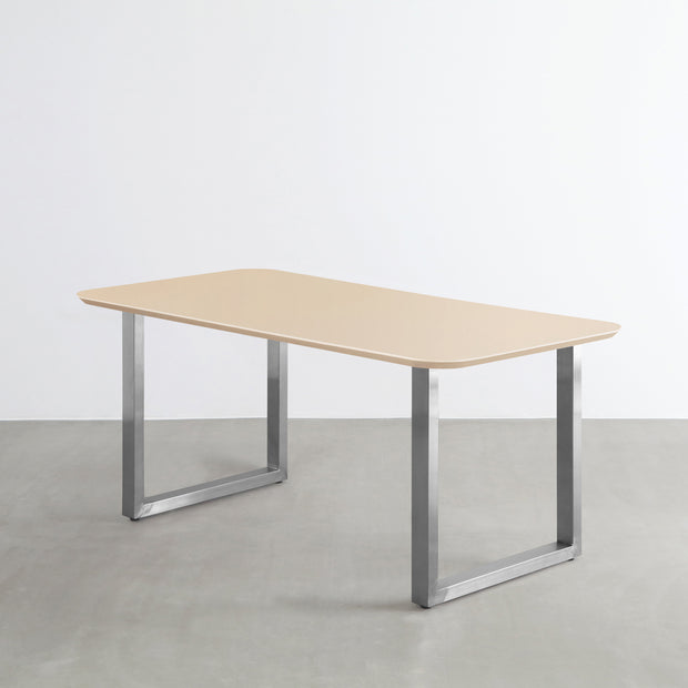 KanademonoのFENIX 天板ライトベージュにステンレス脚を組み合わせた、優れた性能と美しさを併せもつ新しいテーブル