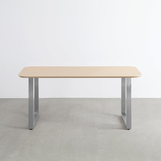 KanademonoのFENIX 天板ライトベージュにステンレス脚を組み合わせた、優れた性能と美しさを併せもつ新しいテーブル（正面）