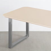 KanademonoのFENIX 天板ライトベージュにステンレス脚を組み合わせた、優れた性能と美しさを併せもつ新しいテーブル（天板と脚）