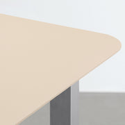 KanademonoのFENIX 天板ライトベージュにステンレス脚を組み合わせた、優れた性能と美しさを併せもつ新しいテーブル（天板）