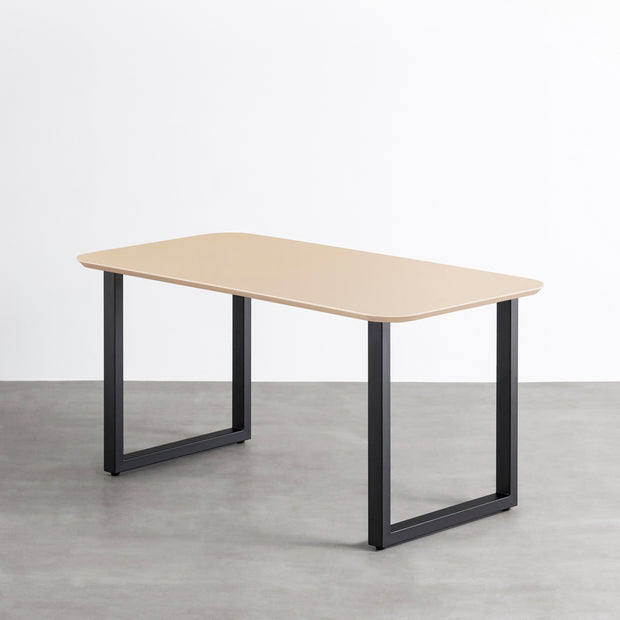 KanademonoのFENIX 天板ライトベージュにマットブラックのスクエアH70鉄脚を組み合わせた、優れた性能と美しさを併せもつ新しいテーブル