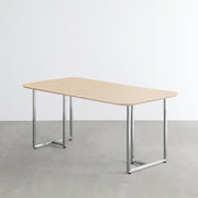 KanademonoのFENIX 天板ライトベージュにステンレスT脚を組み合わせた、優れた性能と美しさを併せもつテーブル