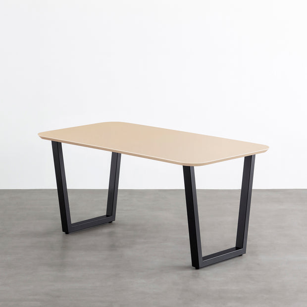 KanademonoのFENIX 天板ライトベージュにマットブラックのトラぺゾイド鉄脚を組み合わせた、優れた性能と美しさを併せもつ新しいテーブル