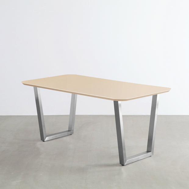KanademonoのFENIX 天板ライトベージュにステンレストラぺゾイド脚を組み合わせた、優れた性能と美しさを併せもつ新しいテーブル