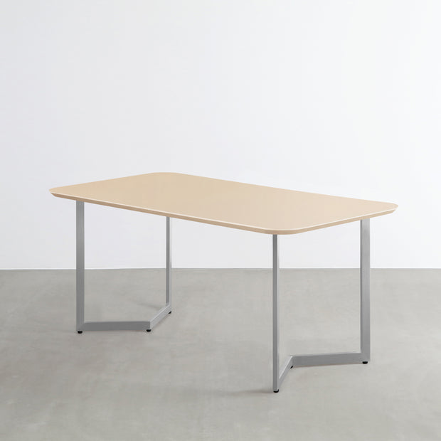 KanademonoのFENIX 天板ライトベージュにステンレスW脚を組み合わせた、優れた性能と美しさを併せもつテーブル