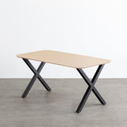 KanademonoのFENIX 天板ライトベージュにマットブラックのXライン鉄脚を組み合わせた、優れた性能と美しさを併せもつ新しいテーブル