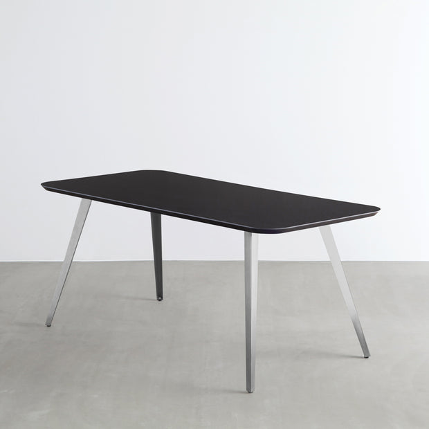 KanademonoのFENIX 天板ブラックにステンレスフラットピン脚を組み合わせた、優れた性能と美しさを併せもつ新しいテーブル
