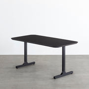 KanademonoのFENIX 天板ブラックにマットブラックのIライン鉄脚を組み合わせた、優れた性能と美しさを併せもつ新しいテーブル