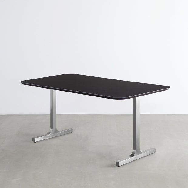 KanademonoのFENIX 天板ブラックにステンレスI脚を組み合わせた、優れた性能と美しさを併せもつ新しいテーブル