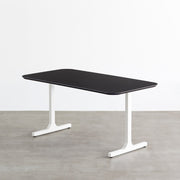 KanademonoのFENIX 天板ブラックにマットホワイトのIライン鉄脚を組み合わせた、優れた性能と美しさを併せもつ新しいテーブル