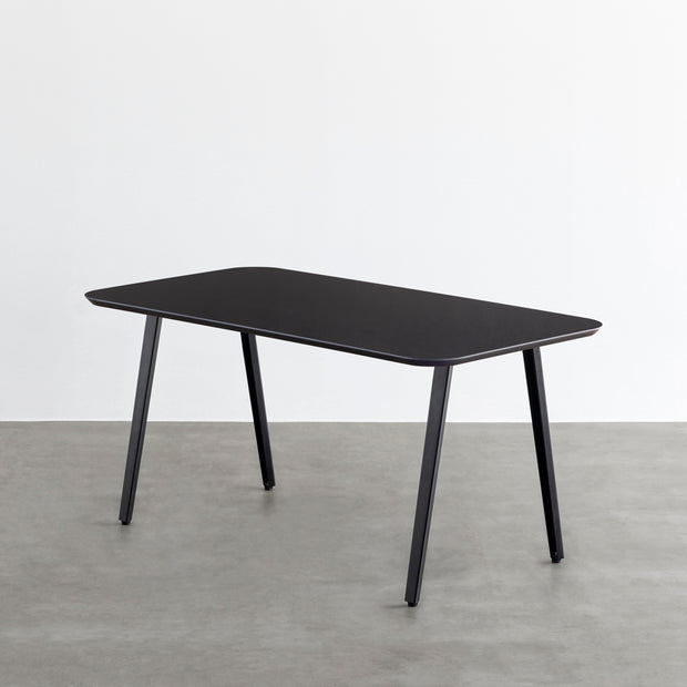 KanademonoのFENIX 天板ブラックにマットブラックのスリムライン脚を組み合わせた、優れた性能と美しさを併せもつ新しいテーブル