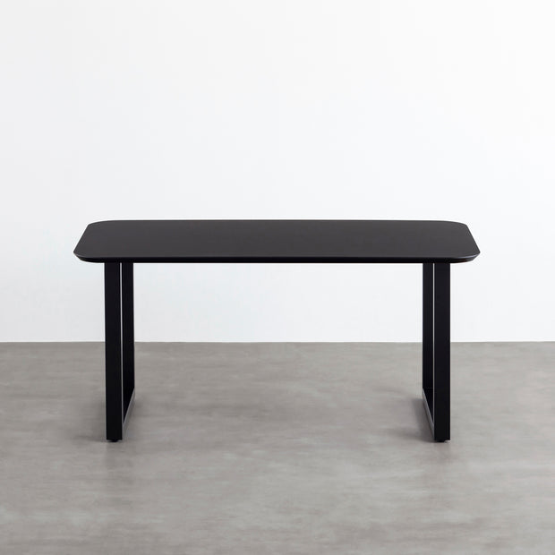KanademonoのFENIX 天板ブラックにマットブラックのスクエア鉄脚を組み合わせた、優れた性能と美しさを併せもつ新しいテーブル（正面）