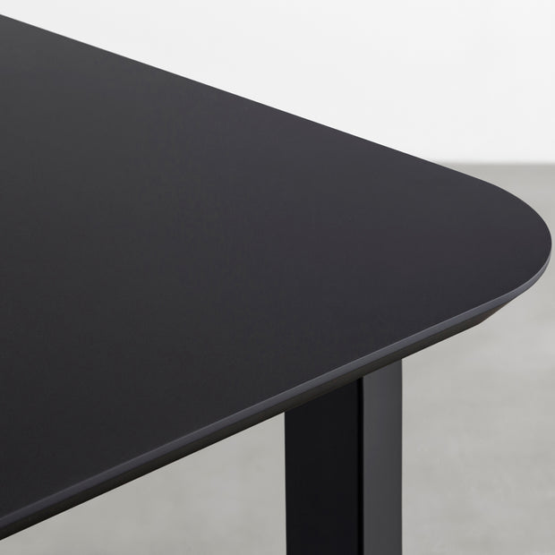 KanademonoのFENIX 天板ブラックにマットブラックのスクエア鉄脚を組み合わせた、優れた性能と美しさを併せもつ新しいテーブル（天板）