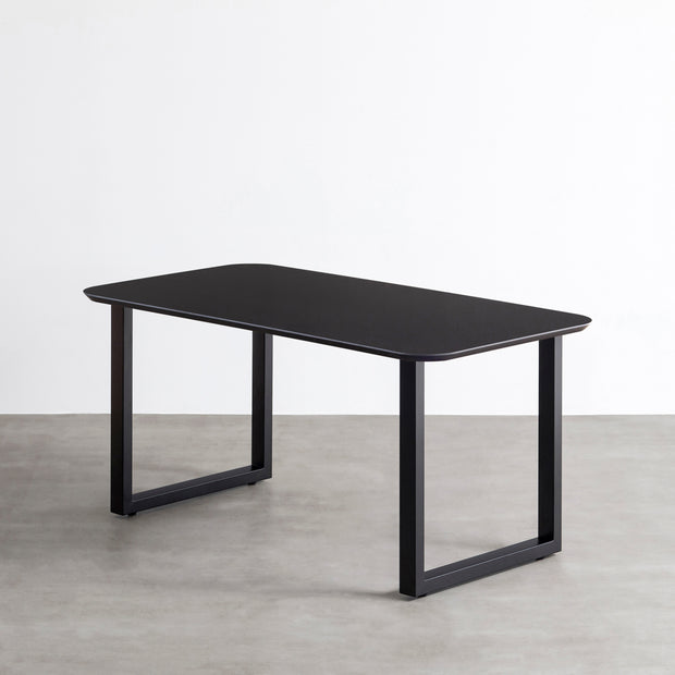 KanademonoのFENIX 天板ブラックにマットブラックの配線孔付きスクエア鉄脚を組み合わせた、優れた性能と美しさを併せもつ新しいテーブル